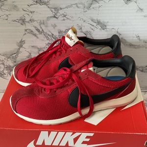NIKE ROSHE LE-1000 GYM RED AND BLACK SNEAKERS MENS SIZE 8